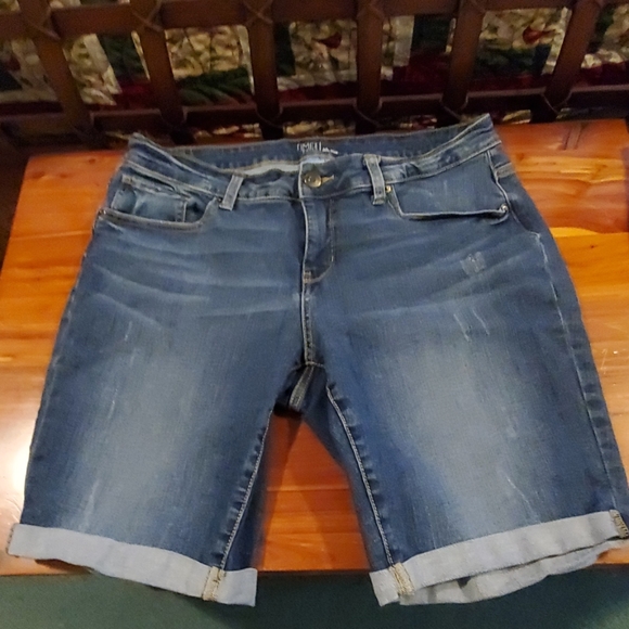 SHORTS - Picture 2 of 3